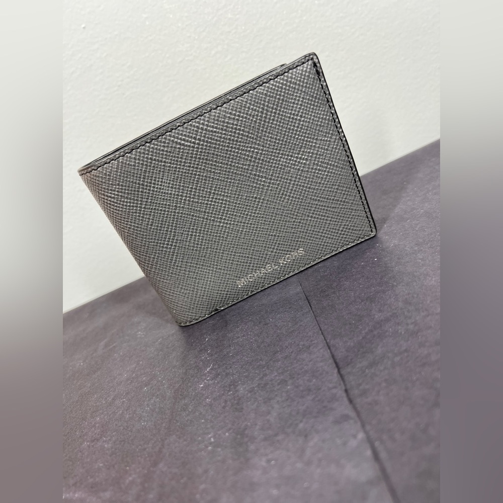 EUC Michael Kors Harrison Wallet - Picture 2 of 7